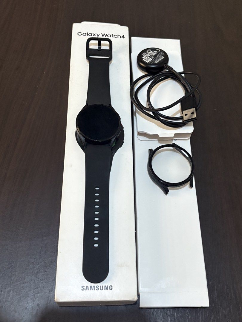 Samsung Galaxy Watch 4 (20mm) (Category: Wearables & Smart Watches) located in Valenzuela. Submitted by poparazzi (Listing ID 1466269012, Image 2). Description: Includes: Charger Original Box Protective Case.