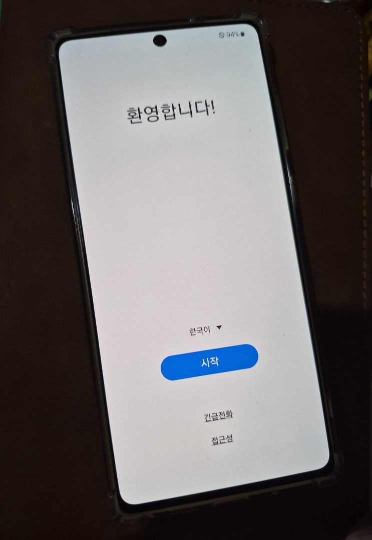 Samsung Note 20 Korean Variant (Category: Samsung) located in Las Pinas. Submitted by bubblybeer15 (Listing ID 1466331425, Image 3). Description: No issues po, single sim. Comes with box, 3 cases, charger and cable. The Samsung Galaxy Note 20 features a 6.7-inch Super AMOLED Plus display, an Exynos 990 or Snapdragon 865+ processor, and a 4,300 mAh battery. Screen: 6.7-inch flat FHD+ Super AMOLED Plus (2400 x 1080 pixels, 393 ppi, 60Hz refresh rat