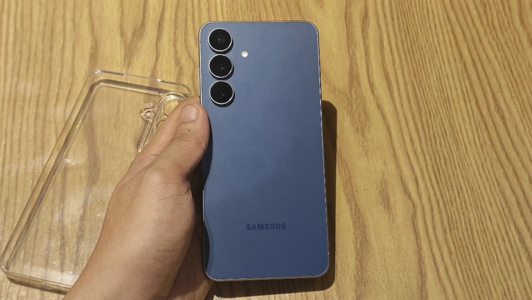 Samsung S25 FE 8/256 (Category: Samsung) located in Binan City. Submitted by lovestartswdl (Listing ID 1466298284, Image 3). Description: Samsung S25 FE 8/256 - 99.9% Smooth! Pwede sa maselan - No issues. Ready for the next owner - Very good battery life Includes case only, temepered glass installed Biñan, Laguna.