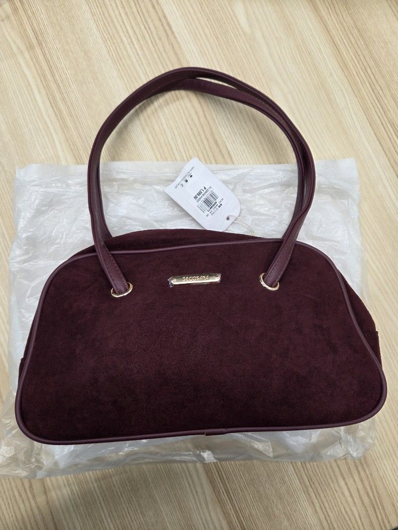 Secosana Aluna Wine Red Shoulder Bag (Category: Shoulder Bags) located in Manila. Submitted by ibnrssa (Listing ID 1466193106, Image 1). Description: SECOSANA Aluna Suede Shoulder Bag Wine red suede Thin twin shoulder straps Original Price: 1,599 Selling for: 999 (discounted at 899 for 10.10) never been used dust bag included can do shipping, buyer will shoulder sf payo if meet up, around Makati.