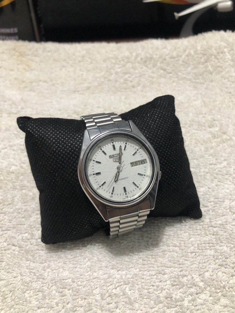 Seiko 5 Automatic (Category: Luxury Watches) located in Dagupan City. Submitted by alex123345 (Listing ID 1466316372, Image 2). Description: - Seiko 5 Automatic *newly polished Brand: Seiko Model: Seiko 5 Automatic Military Dial Reference: 7009-8030 Watch Movement: Seiko Caliber 7009 (17 Jewels) Power Source: Movement of the Wrist Dial Details: White/Silver Textured Dial, Day/Date Window & 24-Hour Markers Case and Bezel: Stainless Steel Water Res