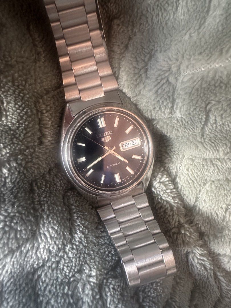 Seiko 5 SNXS77K (Category: Men's Watches) located in Manila. Submitted by hamzackerburg (Listing ID 1466276821, Image 3). Description: Classic Seiko 5 automatic watch featuring a deep blue sunburst dial and stainless steel bracelet. Powered by the reliable 7S26 mechanical movement. Day and date display positioned at 3 o'clock. Includes the original display box, hang tag, and extra bracelet links. Case and bracelet show light wear consistent with 