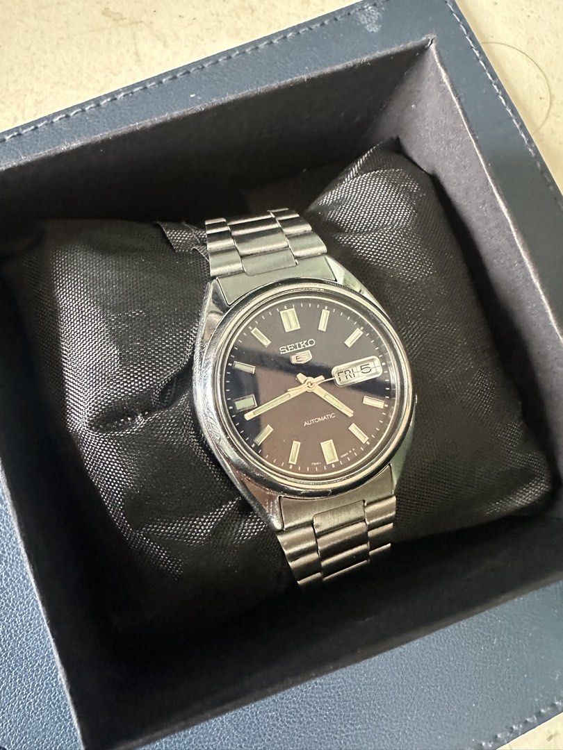Seiko 5 SNXS77K (Category: Men's Watches) located in Manila. Submitted by hamzackerburg (Listing ID 1466276821, Image 2). Description: Classic Seiko 5 automatic watch featuring a deep blue sunburst dial and stainless steel bracelet. Powered by the reliable 7S26 mechanical movement. Day and date display positioned at 3 o'clock. Includes the original display box, hang tag, and extra bracelet links. Case and bracelet show light wear consistent with 