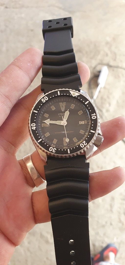 Seiko Automatic Diver's 150M Watch (Category: Men's Watches) located in Zamboanga. Submitted by sarahjaneatari (Listing ID 1466190875, Image 1). Description: - Brand/Model: Seiko Automatic Diver's Watch - Water Resistance: 150m (Scuba-ready) - Dial & Bezel: Classic black dial with a rotating bezel and a 3 o'clock date window - Lume: Highly luminous hands and hour markers for low-light visibility - Build: Durable stainless steel case with a secure