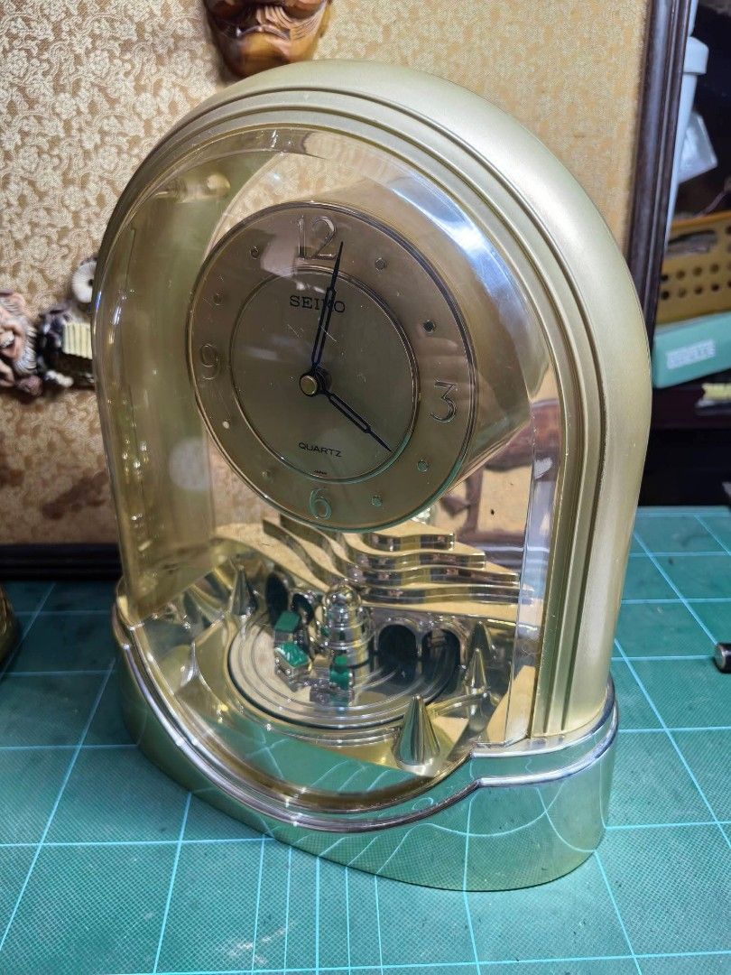 Seiko BY202G Quartz Desk Clock (Category: Clocks) located in Cebu City. Submitted by dudes_villanueva (Listing ID 1466288563, Image 3). Description: Seiko BY202G Quartz Desk Clock 📌 Featuring an arched gold-tone plastic case and an abstract train/railroad-themed moving animation mechanism at the base. 📌 In excellent working condition. 📌 3 AA Battery Operated (Not included) L8.75xW4.75xH10 in.