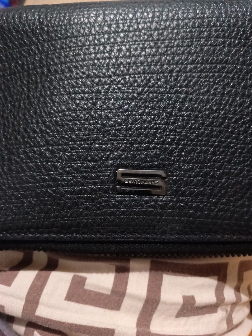 septwolves long wallet (Category: Wallets & Card Holders) located in Tanauan. Submitted by tyrone4 (Listing ID 1466239918, Image 2). Description: Men's Genuine Leather Wallet / Long Clutch Bag good condition as you can see in the piture.