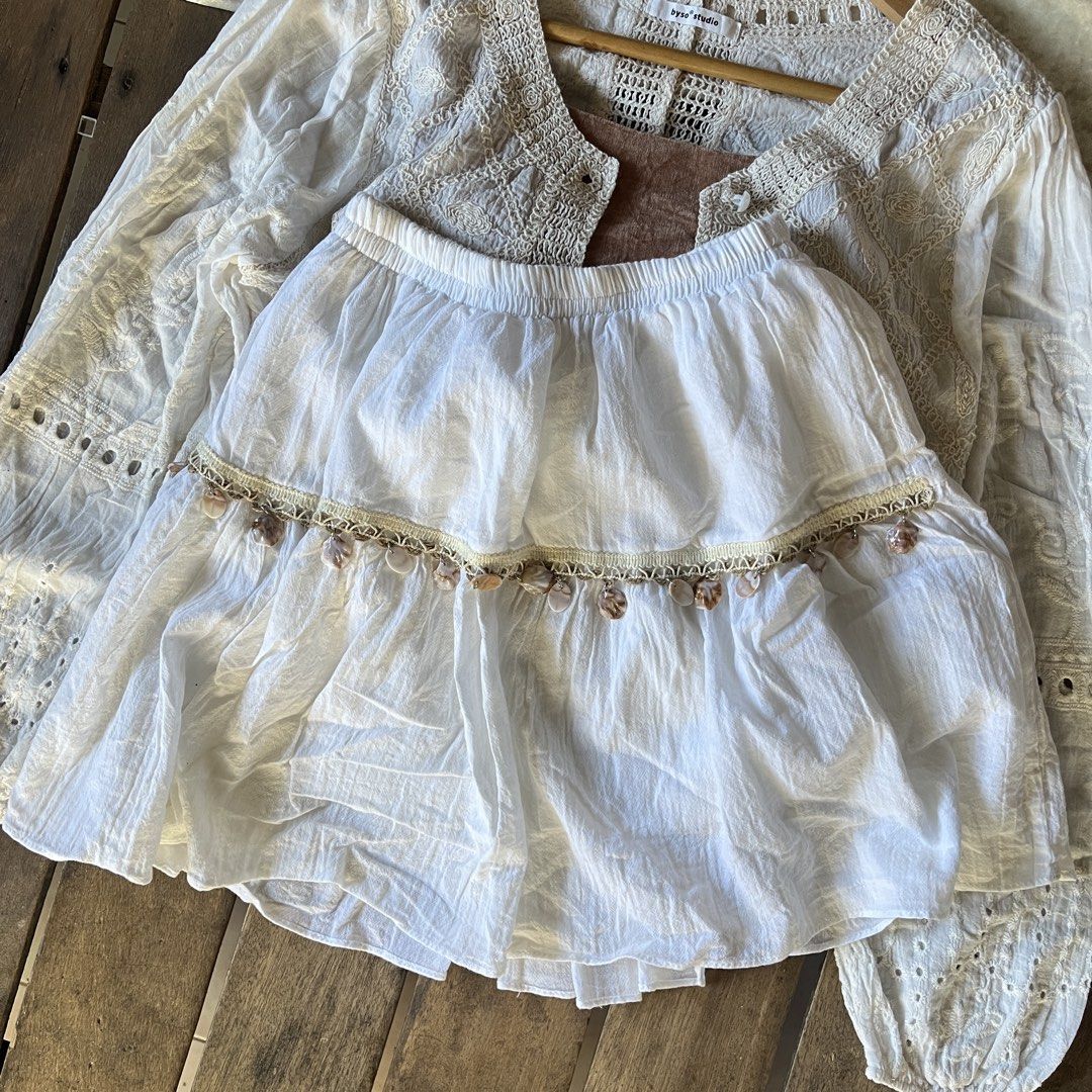 SET (Category: Skirts) located in Santiago. Submitted by justineolshp (Listing ID 1466335680, Image 3). Description: BOHO SET GU Bra-feel Velour Camisole size Small-Medium Layered Boho Ruffled Mini Skirt size Small-Medium 24-28 Free (long sleeves) 550 +sf.