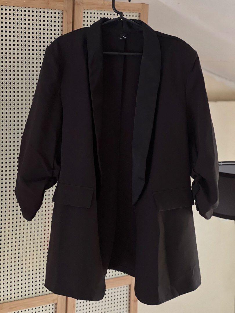 SHEIN Black Open Front Blazer with Shawl Collar (Category: Coats, Jackets and Outerwear) located in Pili. Submitted by gaellecast (Listing ID 1466159878, Image 1). Description: - Brand: SHEIN - Size: Large (L) - Color: Classic Black - Design: Open front with stylish shawl lapel - Sleeves: Gathered three-quarter sleeves - Details: Faux front pocket flaps - Fabric: Lightweight and stretchy blend for comfort - Condition: Brand new .