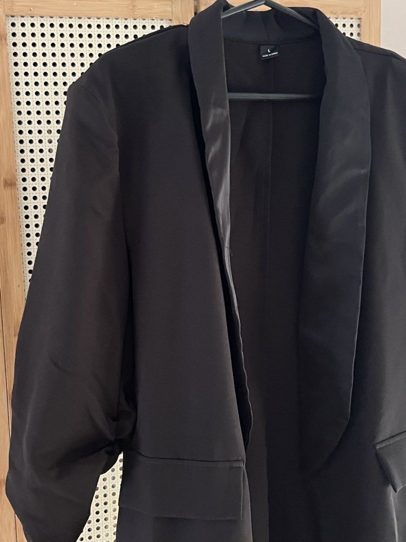 SHEIN Black Open Front Blazer with Shawl Collar (Category: Coats, Jackets and Outerwear) located in Pili. Submitted by gaellecast (Listing ID 1466159878, Image 2). Description: - Brand: SHEIN - Size: Large (L) - Color: Classic Black - Design: Open front with stylish shawl lapel - Sleeves: Gathered three-quarter sleeves - Details: Faux front pocket flaps - Fabric: Lightweight and stretchy blend for comfort - Condition: Brand new .