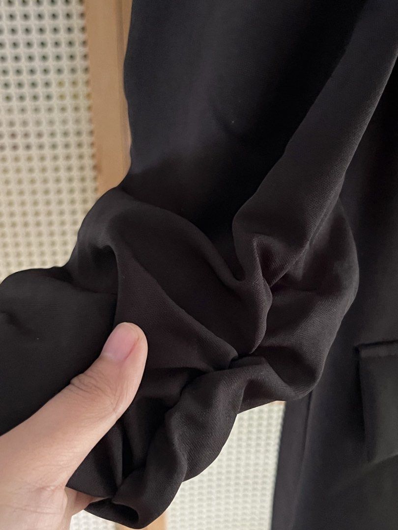 SHEIN Black Open Front Blazer with Shawl Collar (Category: Coats, Jackets and Outerwear) located in Pili. Submitted by gaellecast (Listing ID 1466159878, Image 3). Description: - Brand: SHEIN - Size: Large (L) - Color: Classic Black - Design: Open front with stylish shawl lapel - Sleeves: Gathered three-quarter sleeves - Details: Faux front pocket flaps - Fabric: Lightweight and stretchy blend for comfort - Condition: Brand new .