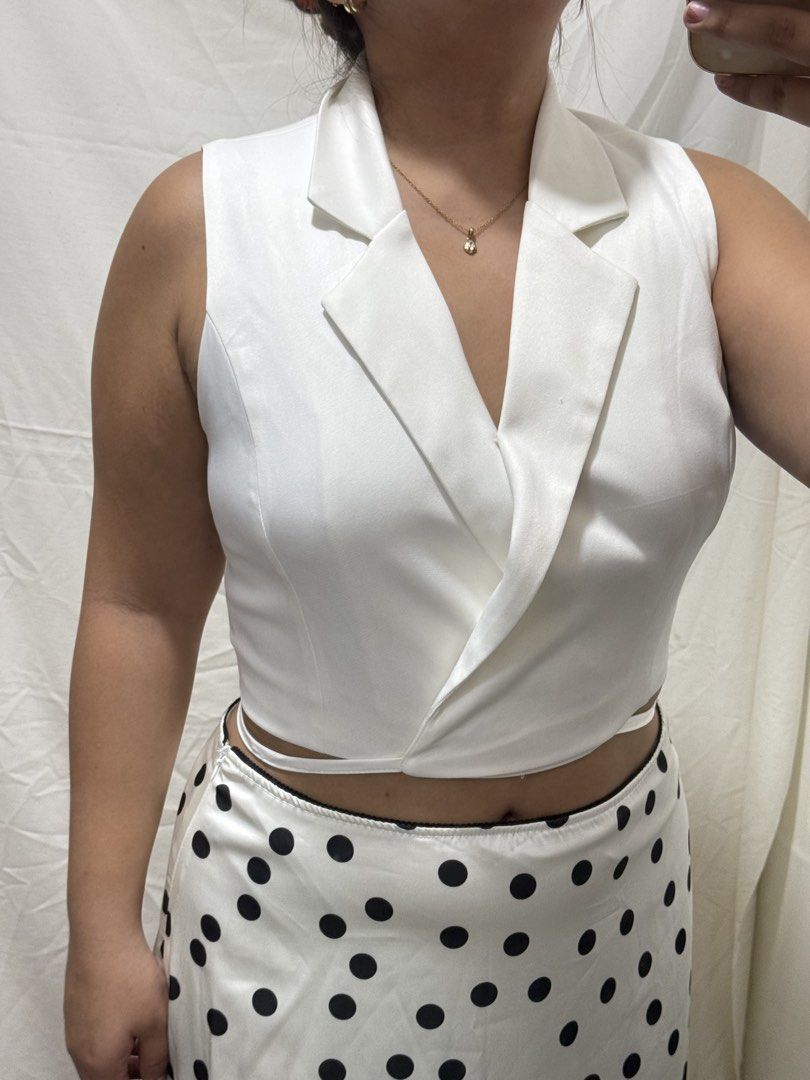 SHEIN blazer crop top (Category: Sleeveless) located in Manila. Submitted by halsea (Listing ID 1466224304, Image 1). Description: lerge.