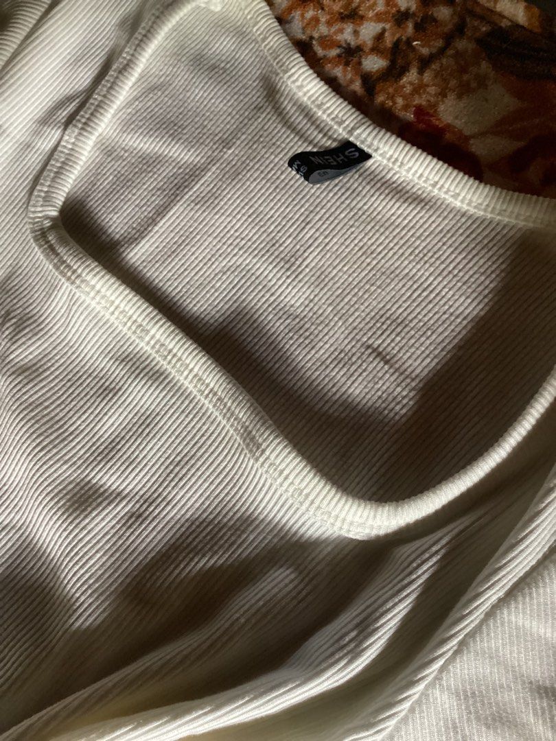 Shein white Top (Category: Others Tops) located in Santiago. Submitted by eri_707xo (Listing ID 1466230809, Image 2). Description: .