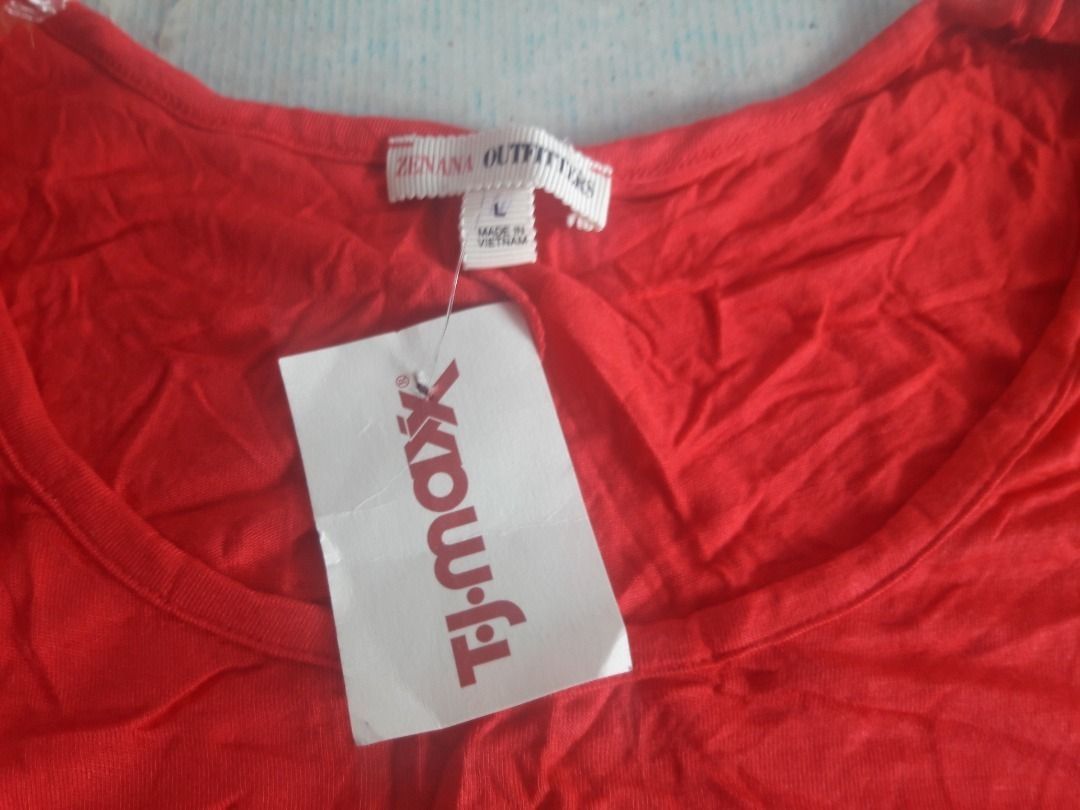 Shirt US BNEWTAG (Category: Shirts) located in Los Banos. Submitted by mania-62906 (Listing ID 1466257549, Image 2). Description: BNEWTAG. US Large Red .