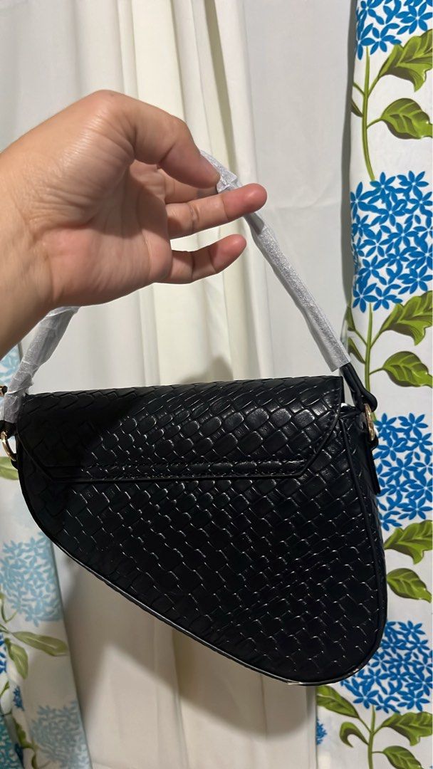 Shoulder/Kili Kili Bag (Category: Shoulder Bags) located in Tuguegarao City. Submitted by jlglance (Listing ID 1466251701, Image 3). Description: Brandnew.Discounted price at 50% RFS:No space for storage.