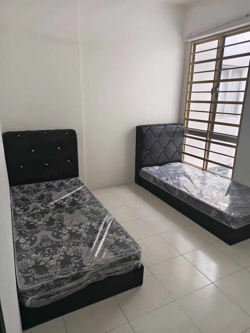 Single bed (Category: Bed Frames & Mattresses) located in Kuala Lumpur. Submitted by jahangirk136 (Listing ID 1466320123, Image 1). Description: single beds available Free delivery Dalam ml Dan selangor - Stylish black faux leather headboard with diamond stitching and rhinestone buttons - Includes matching black base frame - Mattresses included, kept clean in original plastic protective covering (never slept on directly) - Excellent for guest roo
