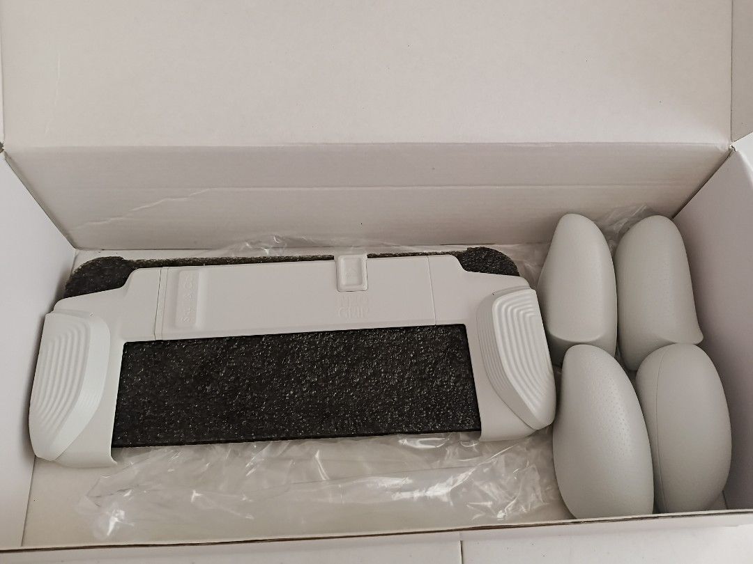 Skull & Co. NeoGrip Case (Category: Cases & Covers) located in Davao. Submitted by all_below_900 (Listing ID 1466178210, Image 1). Description: Condition: Zero signs of wear, properly stored. Complete 3 grips. - Inclusion: Skull & Co. box included..