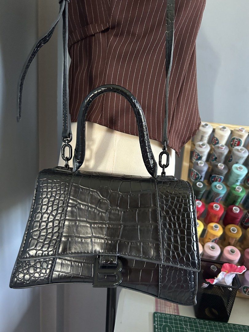 Sling bag (Category: Shoulder Bags) located in Banaybanay. Submitted by rethread.co (Listing ID 1466189701, Image 3). Description: Like new( no flaws or dents ) adjustable strap.