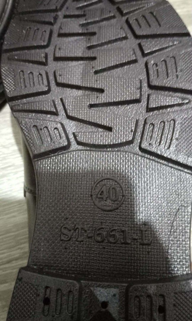 Slip on Loafers (Category: Casual Shoes) located in Valenzuela. Submitted by janettarograman (Listing ID 1466292529, Image 2). Description: Rubber sole comfortable black shoes for work, school, size 40.