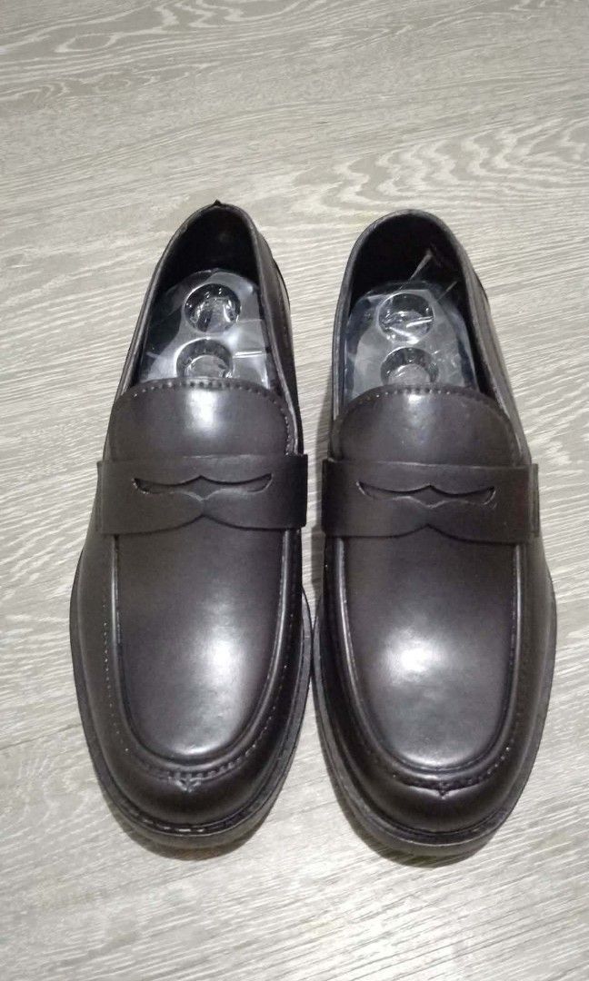 Slip on Loafers (Category: Casual Shoes) located in Valenzuela. Submitted by janettarograman (Listing ID 1466292529, Image 1). Description: Rubber sole comfortable black shoes for work, school, size 40.