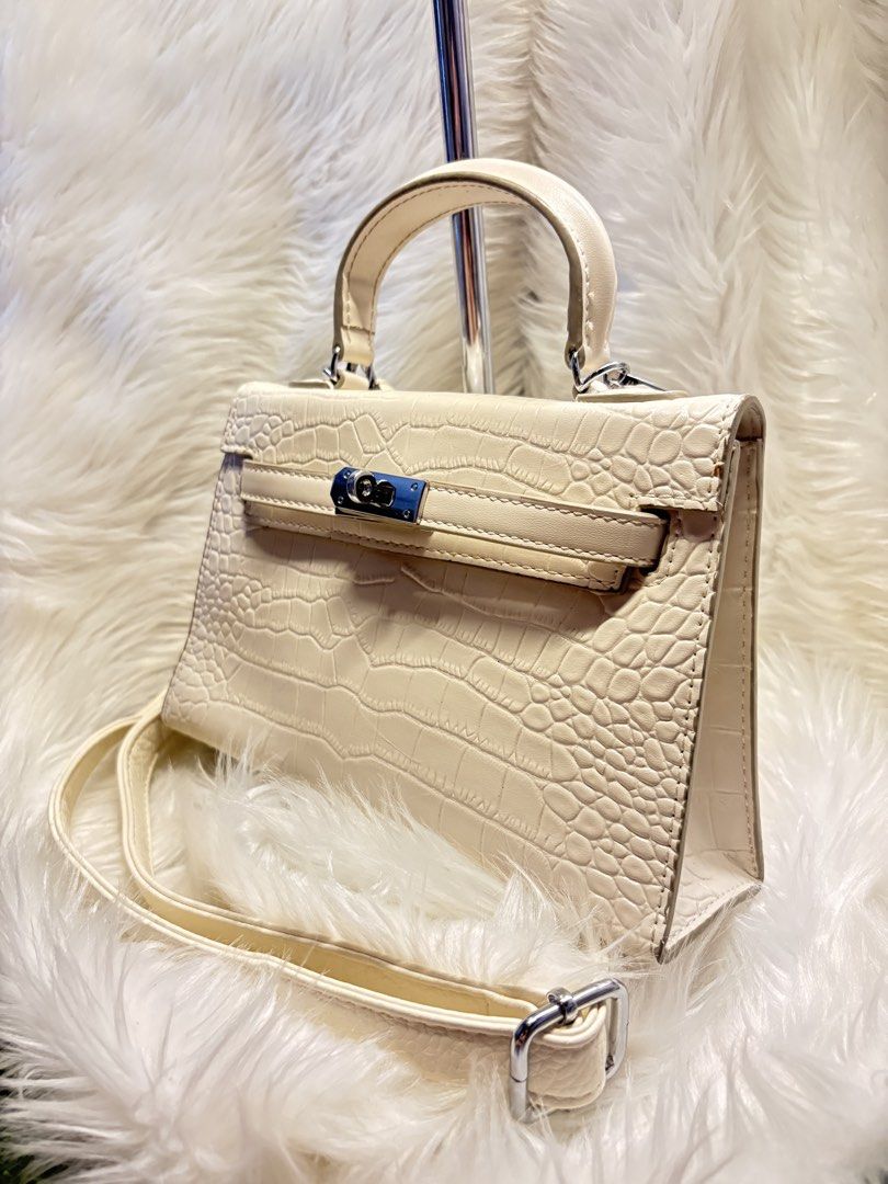 Small cutie white bag (Category: Cross-body Bags) located in Davao. Submitted by emmanuelchuamellorin23 (Listing ID 1466202146, Image 2). Description: Cutie small white bag makapal mabigat malinis ready ro use.