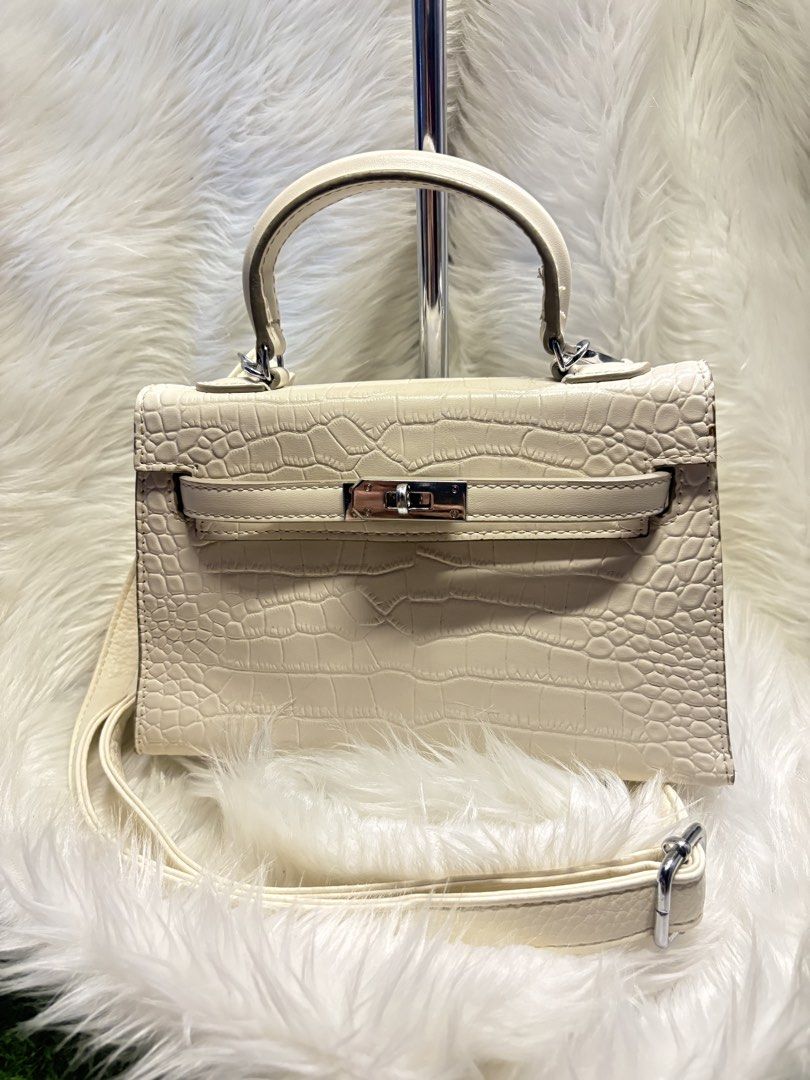 Small cutie white bag (Category: Cross-body Bags) located in Davao. Submitted by emmanuelchuamellorin23 (Listing ID 1466202146, Image 1). Description: Cutie small white bag makapal mabigat malinis ready ro use.