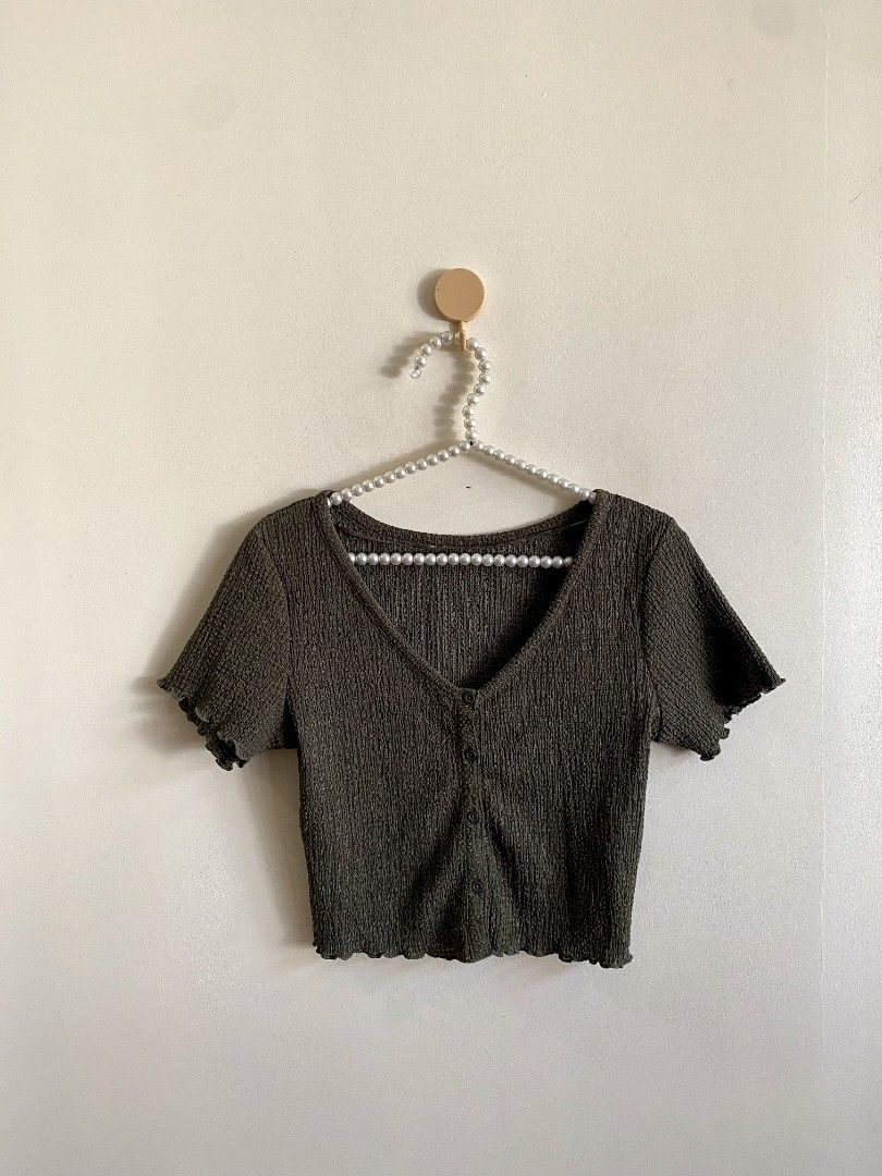 Small GU Cropped Cardigan (Category: Others Tops) located in Castillejos. Submitted by lalainecloset22 (Listing ID 1466178588, Image 3). Description: - Brand: GU - Size: S (155/80A) - Color: Olive Green - Style: Cropped cardigan / short-sleeve top with V-neck - Details: Textured crinkle fabric, front button closure, lettuce trim hem and cuffs - Material: 98% Polyester (Recycled Polyester), 2% Polyurethane - Condition: Excellent, well-maintained.