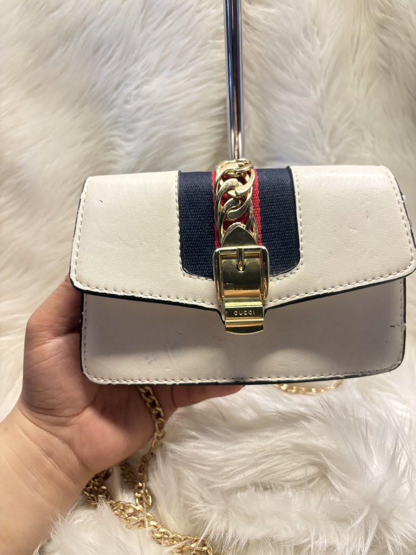 Small GU((i cutie bag (Category: Cross-body Bags) located in Davao. Submitted by emmanuelchuamellorin23 (Listing ID 1466201680, Image 3). Description: Small GU((i cutie bag. Ready to use malinis na.