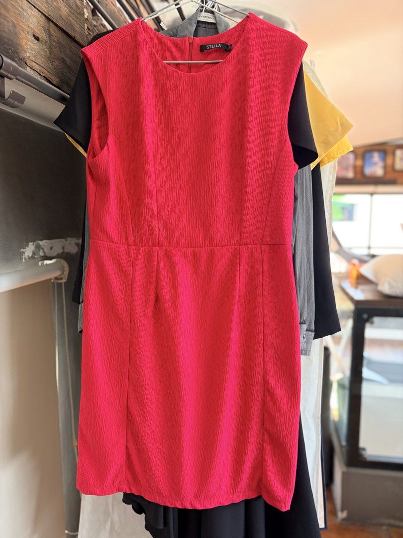 STELLA Red Sleeveless Dress Size 4 (Category: Dresses) located in Quezon City. Submitted by makingroomfinds (Listing ID 1466181749, Image 1). Description: - Brand: Stella - Color: Bright red - Size: 4 - Material: Textured fabric - Design: Sleeveless with a fitted waist and classic knee-length cut - Closure: Back zipper - Condition: Great, super simple to dress up or down.