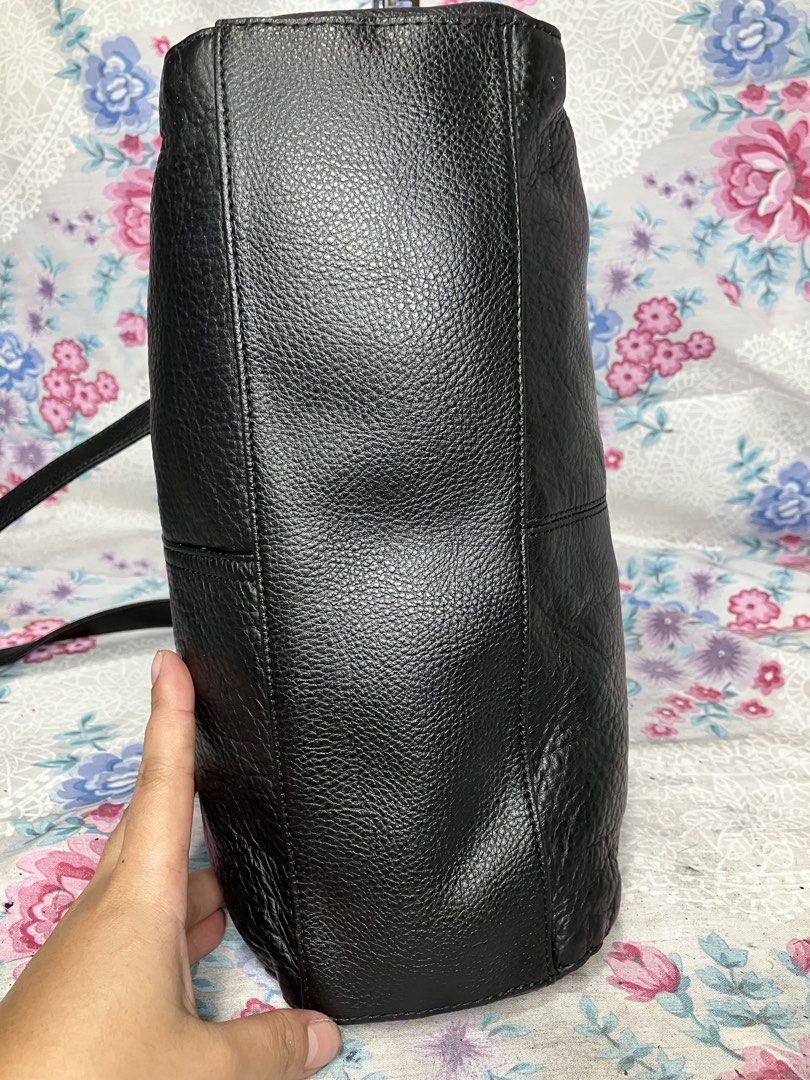 STONE & CO PEBBLED LEATHER MEDIUM SHOULDER BAG (Category: Shoulder Bags) located in General Mariano Alvarez. Submitted by adonid (Listing ID 1466237636, Image 3). Description: STONE & CO PEBBLED LEATHER MEDIUM SHOULDER BAG GOOD CONDITION NORMAL SIGN OF USAGE ONLY .
