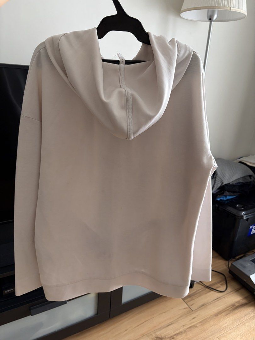 STRADIVARIUS Basics Hoodie (Category: Coats, Jackets and Outerwear) located in Las Pinas. Submitted by sabs28 (Listing ID 1466198789, Image 3). Description: Drawstrings with metal tips, kangaroo front pocket, ribbed cuffs and hem.