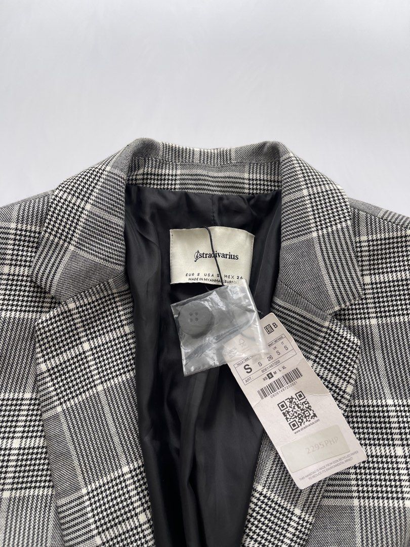 Stradivarius Checkered Blazer with Shoulder Pads (Category: Coats, Jackets and Outerwear) located in Bacolod City. Submitted by euniceclothing_coph (Listing ID 1466174369, Image 3). Description: Brand new w tag Size Small-Medium With shoulder pads .