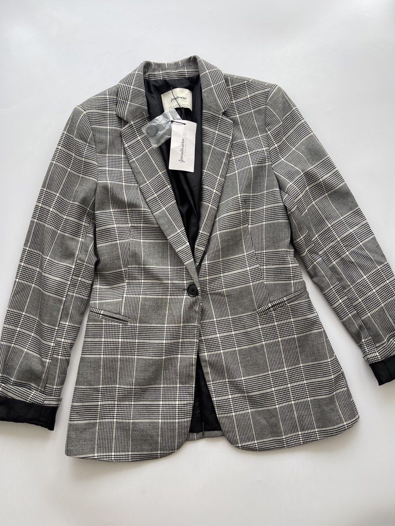 Stradivarius Checkered Blazer with Shoulder Pads (Category: Coats, Jackets and Outerwear) located in Bacolod City. Submitted by euniceclothing_coph (Listing ID 1466174369, Image 1). Description: Brand new w tag Size Small-Medium With shoulder pads .