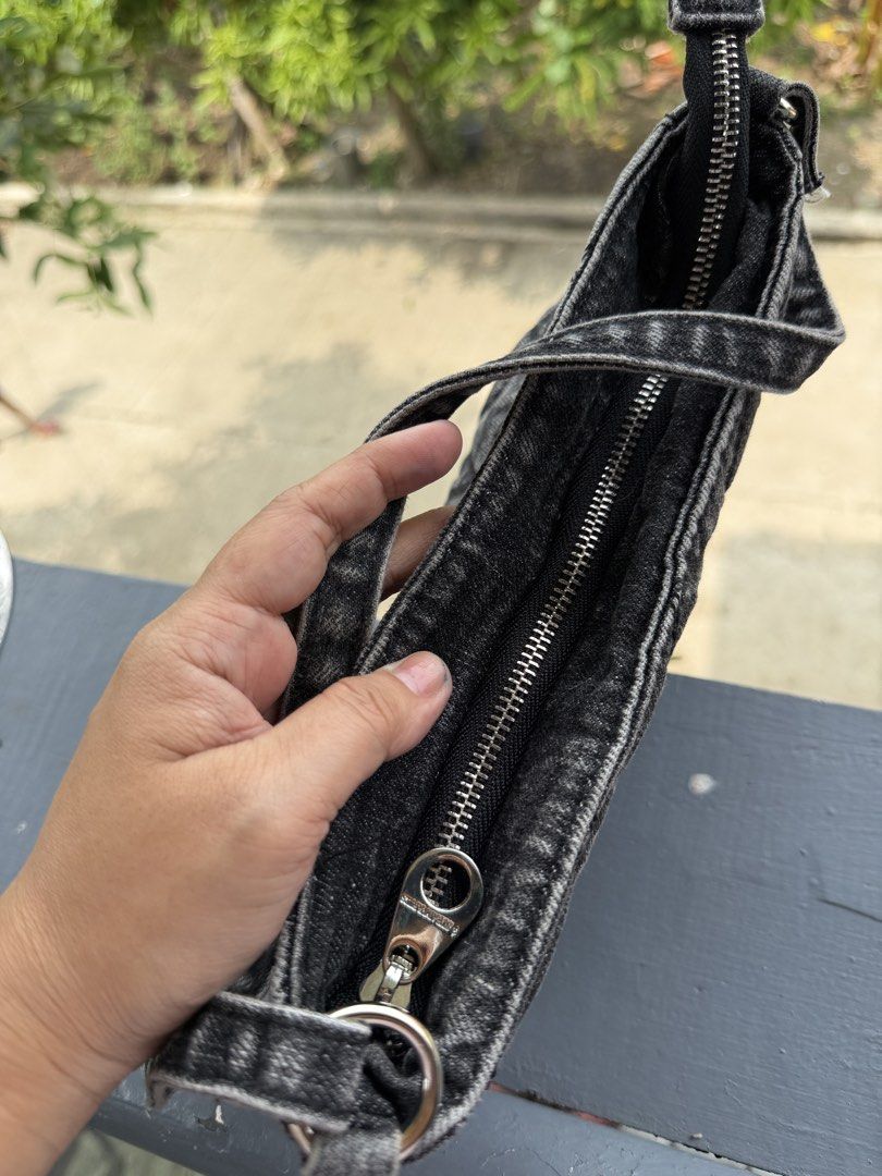 Stradivarius Quilted Denim Shoulder Bag (Category: Shoulder Bags) located in Cadiz. Submitted by solynb28 (Listing ID 1466167163, Image 2). Description: -very nice in actual -clean and ready to use -negotiable price -no flaws -▫️what you see is what you get▫️colors may vary due tolighting▫️buy at your own risk ▫️no long reservation, unless the item is paid▫️payment 1st policy▫️no return, no exchange, no refund▫️joy miners/reservers/lowballers wil