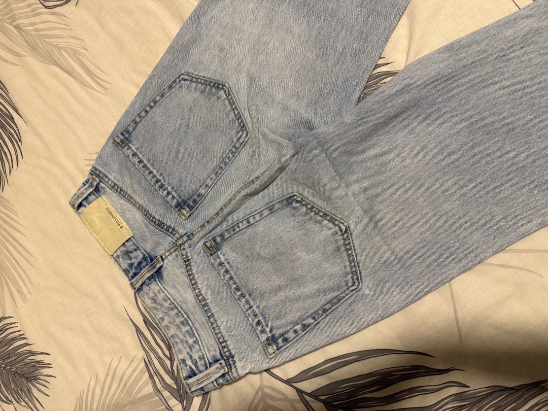 Stradivarius Ripped straight jeans (Category: Jeans) located in Makati City. Submitted by demrixxx27 (Listing ID 1466305070, Image 3). Description: .