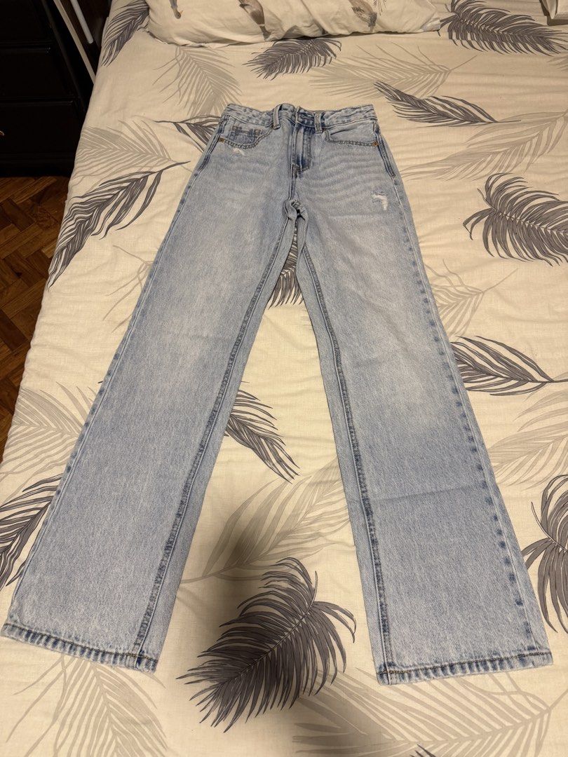 Stradivarius Ripped straight jeans (Category: Jeans) located in Makati City. Submitted by demrixxx27 (Listing ID 1466305070, Image 2). Description: .