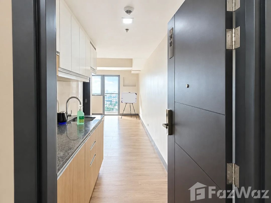 Studio Condo for sale at Vion Tower (Category: Apartments & Condos) located in Makati City. Submitted by propertyproph (Listing ID 1466178278, Image 3). Description: 🏙️ Vion Tower – Spacious Studio for Sale 📍 Chino Roces Extension corner EDSA, Makati City ✨ Newly turned-over and never occupied studio unit in Vion Tower, offering a practical space for end-users or investors in a prime Makati location. 💰 ₱8,000,000 Gross 📐 30.5 sqm 🛏️ Studio �