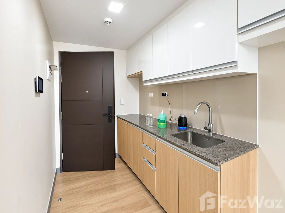 Studio Condo for sale at Vion Tower (Category: Apartments & Condos) located in Makati City. Submitted by propertyproph (Listing ID 1466178278, Image 2). Description: 🏙️ Vion Tower – Spacious Studio for Sale 📍 Chino Roces Extension corner EDSA, Makati City ✨ Newly turned-over and never occupied studio unit in Vion Tower, offering a practical space for end-users or investors in a prime Makati location. 💰 ₱8,000,000 Gross 📐 30.5 sqm 🛏️ Studio �