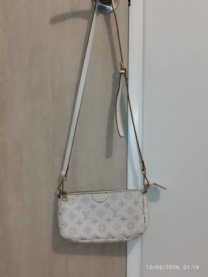 Take all (Category: Luxury Bags & Wallets) located in Cebu City. Submitted by jlorana11395954 (Listing ID 1466157548, Image 1). Description: -take all for 2000 -buyer shoulders sf .