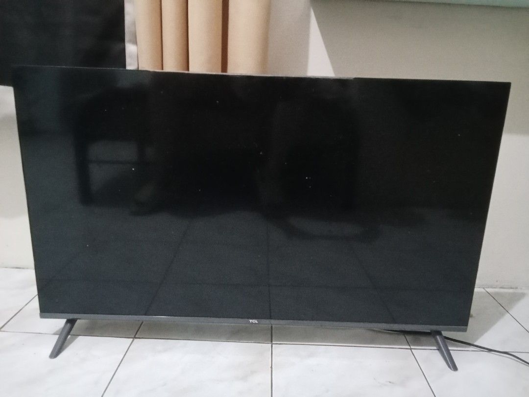 40 inch TCL Android Smart TV (Category: TV) located in Manila. Submitted by nics_parker (Listing ID 1466192946, Image 3). Description: Brand: TCL Android Smart TV Design: Sleek dark grey frame with slim legs Built-in Apps: Netflix, Prime Video, YouTube, IQIYI, and more Condition: Clean unit, powers up smoothly Display: Clear and vibrant screen for movies and shows Performance: Works great with easy access to streaming services ✓ No issue (Rarely 