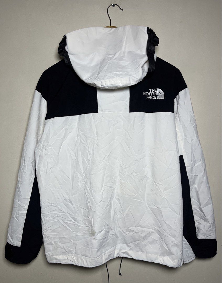 THE NORTH FACE DRY VENT GORETEX MONO (Category: Coats, Jackets and Outerwear) located in Marikina City. Submitted by chasecollectives (Listing ID 1466309148, Image 3). Description: BRAND : THE NORTH FACE DRY VENT GORETEX MONO JACKET * SEARCHABLE CODE ✅ / HAS SOME SIMILAR LISTING WITH 2k-5k but with me will give this for a cheaper price, no issue pa! perfect for your hiking, ang ganda ng sizing din neto saktuhan lang ang laki* EXCELLENT CONDITION 
