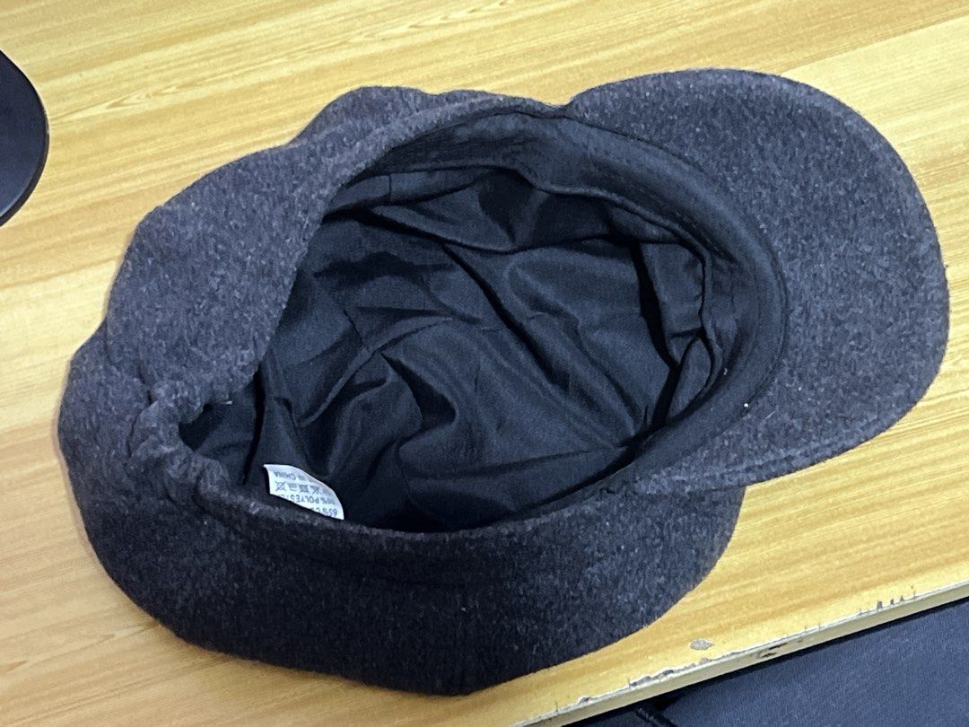 Thomas Shelby Ahhh Cap (Category: Caps & Hats) located in Quezon City. Submitted by lightsdimsum (Listing ID 1466264828, Image 3). Description: I got this for 350 from a night market back in BGC, I used it once and I never got to use it again. Buy this if u want to cosplay thomas shelby for halloween ✌️✌️❤️‍🩹 - Style: Peaky Blinders inspired dark grey herringbone flat cap/newsboy hat - Material: 65% cotton and 35% polyester blend with soft black