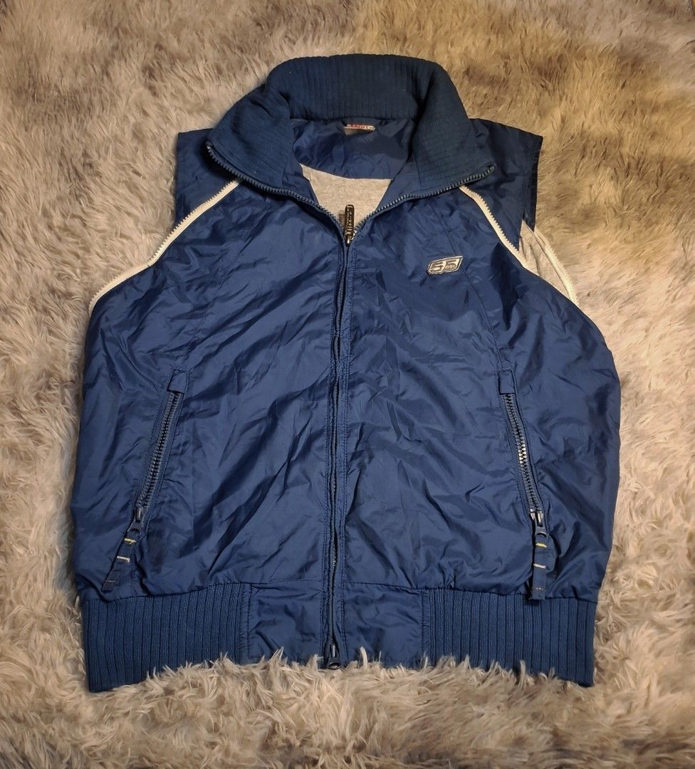 THRIFTED VEST (Category: Coats, Jackets and Outerwear) located in General Santos City (Dadiangas). Submitted by riobernard_99 (Listing ID 1466250542, Image 3). Description: .