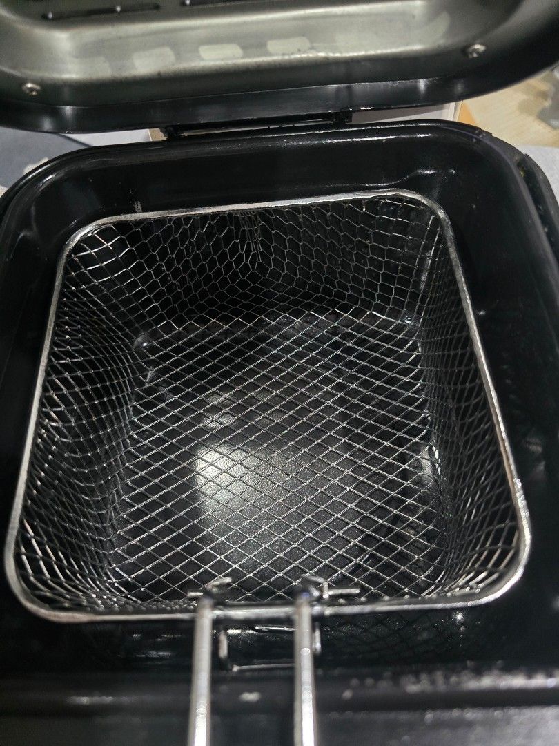 TOMLER 2.5L Electric Deep Fryer (Category: Fryers) located in Marikina City. Submitted by happy_haulsph (Listing ID 1466157881, Image 2). Description: - Brand: TOMLER - Capacity: 2.5L - Material: Silver stainless steel body with black lid and handle - Features: Adjustable temperature control knob and clear viewing window - Included: Inner metal mesh fry basket - Design: Compact size, ideal for kitchen countertops - Best for: Frying snacks, french
