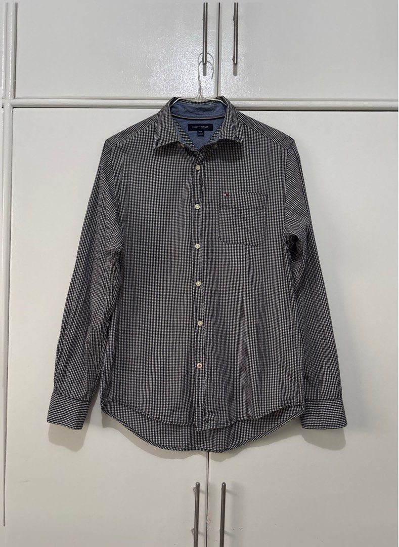 TOMMY HILFIGER MEN’S GINGHAM LONG SLEEVE BUTTON-DOWN SHIRT (Category: Tshirts & Polo Shirts ) located in Bulacan. Submitted by kennyfindss (Listing ID 1466274617, Image 1). Description: Size on Tag: Medium W: 20–21” L Front: 29” L Back: 31” Sleeves: 26” Color Rate: 10/10 Condition: Good Condition Issues: None Fabric/Material: Cotton Sourced from: USA DM TO PURCHASE.