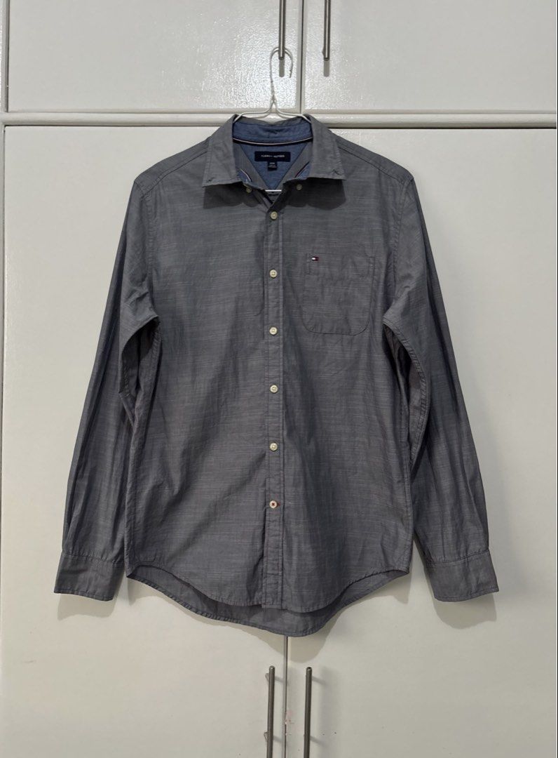 TOMMY HILFIGER MEN’S GINGHAM LONG SLEEVE BUTTON-DOWN SHIRT (Category: Tshirts & Polo Shirts ) located in Bulacan. Submitted by kennyfindss (Listing ID 1466284046, Image 1). Description: Size on Tag: Medium W: 20–21” L Front: 29” L Back: 31” Sleeves: 26” Color Rate: 10/10 Condition: Good Condition Issues: None Fabric/Material: Cotton Sourced from: USA DM TO PURCHASE .