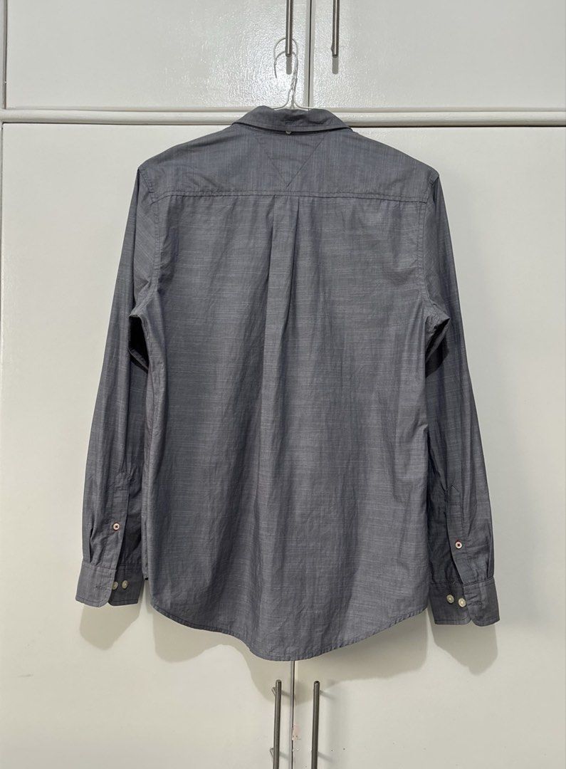TOMMY HILFIGER MEN’S GINGHAM LONG SLEEVE BUTTON-DOWN SHIRT (Category: Tshirts & Polo Shirts ) located in Bulacan. Submitted by kennyfindss (Listing ID 1466284046, Image 2). Description: Size on Tag: Medium W: 20–21” L Front: 29” L Back: 31” Sleeves: 26” Color Rate: 10/10 Condition: Good Condition Issues: None Fabric/Material: Cotton Sourced from: USA DM TO PURCHASE .