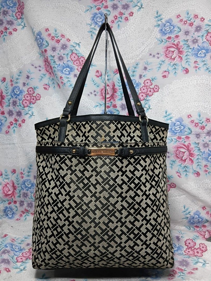 TOMMY HILFIGER MONOGRAM JACQUARD TOTE BAG (Category: Tote Bags) located in General Mariano Alvarez. Submitted by adonid (Listing ID 1466212171, Image 1). Description: TOMMY HILFIGER MONOGRAM JACQUARD TOTE BAG GOOD CONDITION NORMAL SIGN OF USAGE ONLY.
