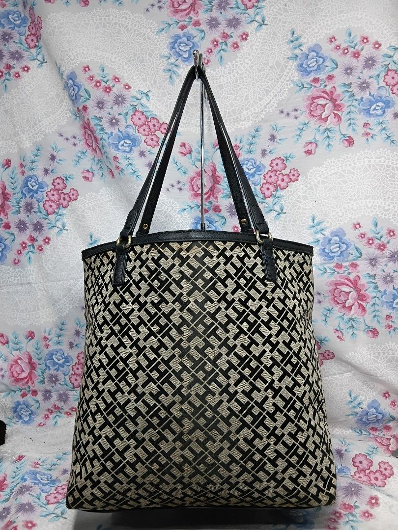 TOMMY HILFIGER MONOGRAM JACQUARD TOTE BAG (Category: Tote Bags) located in General Mariano Alvarez. Submitted by adonid (Listing ID 1466212171, Image 2). Description: TOMMY HILFIGER MONOGRAM JACQUARD TOTE BAG GOOD CONDITION NORMAL SIGN OF USAGE ONLY.
