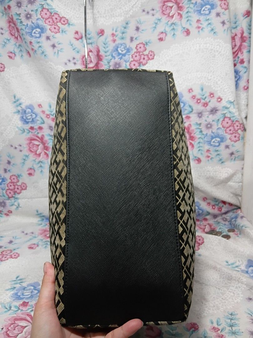 TOMMY HILFIGER MONOGRAM JACQUARD TOTE BAG (Category: Tote Bags) located in General Mariano Alvarez. Submitted by adonid (Listing ID 1466212171, Image 3). Description: TOMMY HILFIGER MONOGRAM JACQUARD TOTE BAG GOOD CONDITION NORMAL SIGN OF USAGE ONLY.
