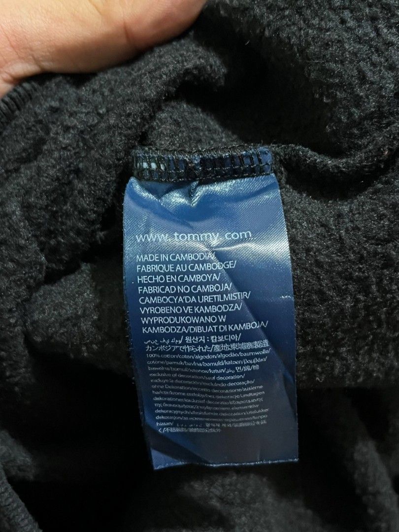 TOMMY HILFIGER SWEATSHIRT (Category: Tshirts & Polo Shirts ) located in Davao. Submitted by nmd.archives (Listing ID 1466185753, Image 3). Description: Large on tag 23 x 27 Color rate and condition: 9.8/10 No issue.